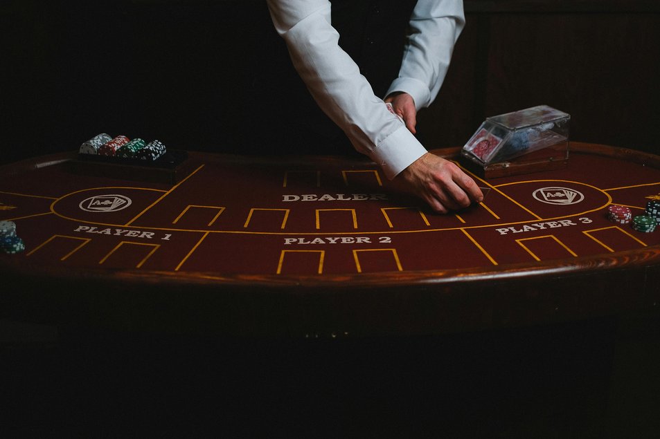 The Tightrope Walk: How Online Casinos Balance Entertainment and Risk
